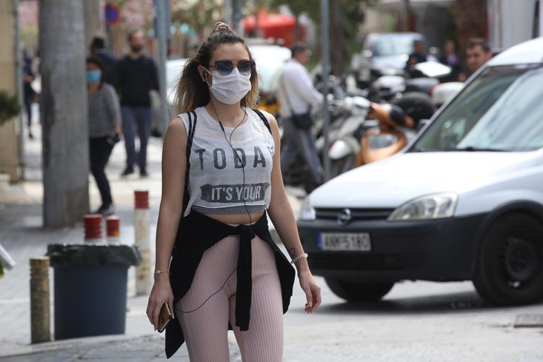 Κάποιοι επιλέγουν τη μάσκα ακόμη και σε εξωτερικό χώρο