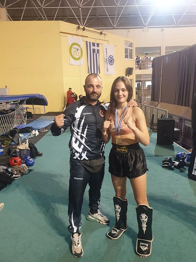 Ο Γιώργος Κουμιώτης με την αθλήτρια Ανέλα Κόλα.