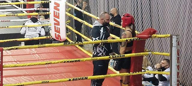 Ο προπονητής Γιώργος Κουμιώτης ενώ δίνει οδηγίες στην αθλήτριά του.