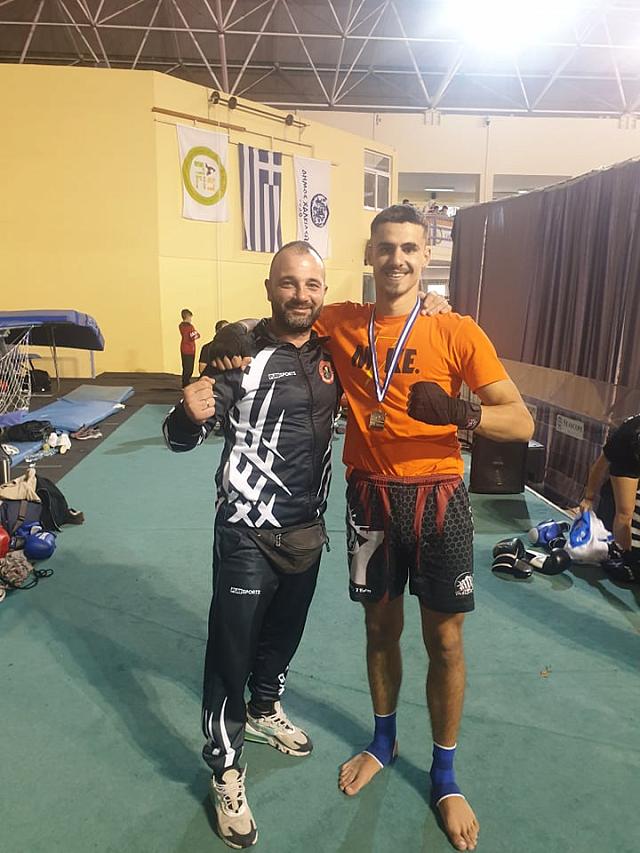Ο Γιώργος Κουμιώτης με τον αθλητή Λαέρτη Τινγκο.