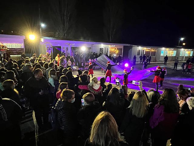 Χριστουγεννιάτικο κλίμα στο σεισμόπληκτο Αρκαλοχώρι.