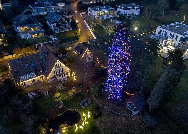 Χριστουγεννιάτικο δέντρο σε αυλή σπιτιού στο Φάλκεσταϊν, Γερμανία