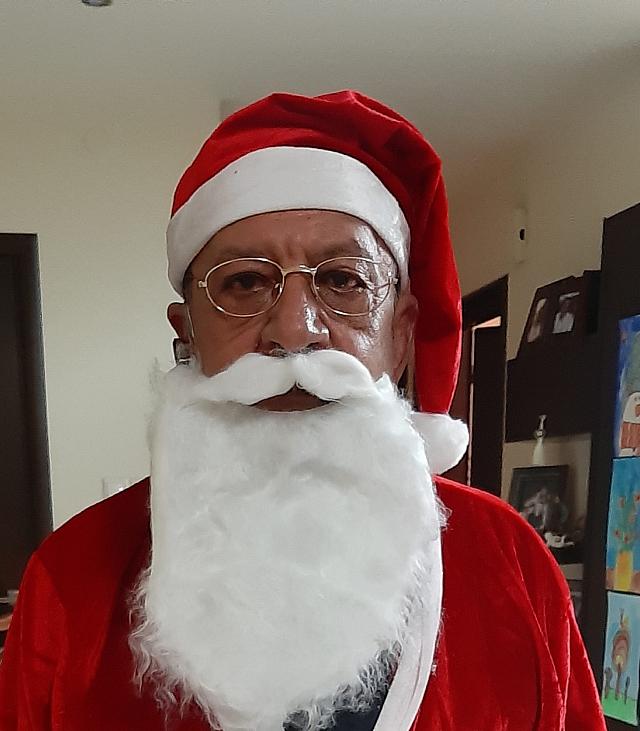 Ο Αντισμήναρχος εν αποστρατεία Γιώργος Κωστάκης σε ρόλο Άη Βασίλη