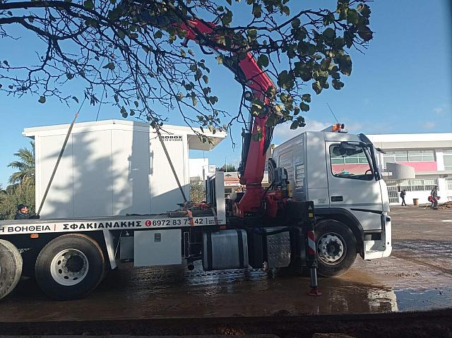 Η ΠΑΕ Ολυμπιακός δωρίζει 28 συνολικά οικίσκους για τη στέγαση των μαθητών.