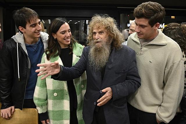 Ο Ψαραντώνης με τους ηθοποιούς από το Σασμό