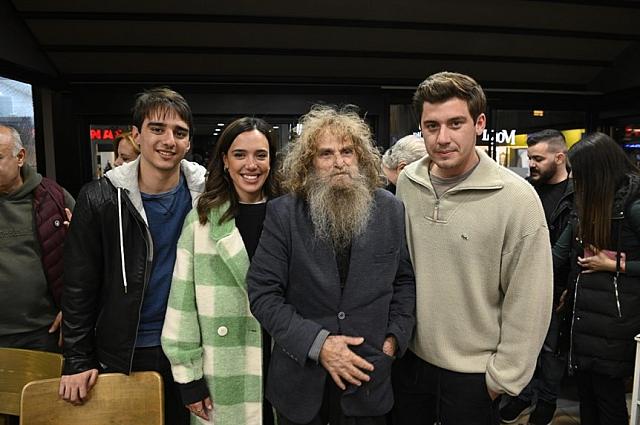 Ο Ψαραντώνης με τους ηθοποιούς από το Σασμό