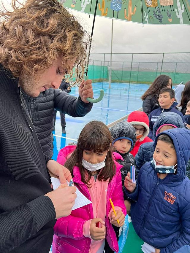 Ο Στέφανος Τσιτσιπάς έπαιξε τένις με τα παιδιά στο Αρκαλοχώρι.