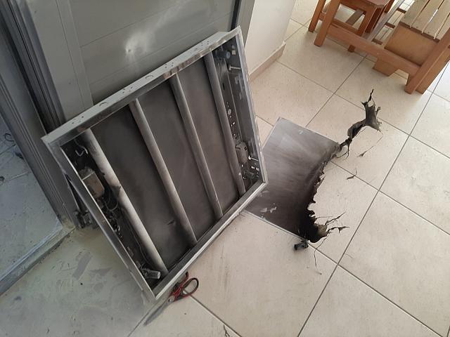 Φλεγόμενα κομμάτια από τα πάνελ της οροφής έπεσαν στο δάπεδο