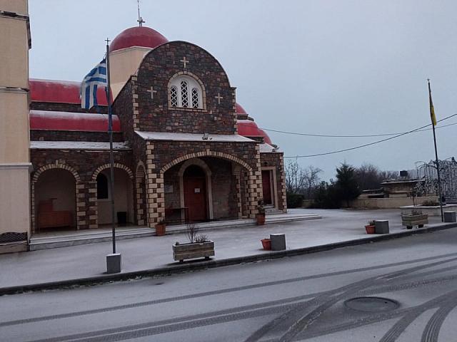 Η εκκλησία στο χωριό Καμινάκι.