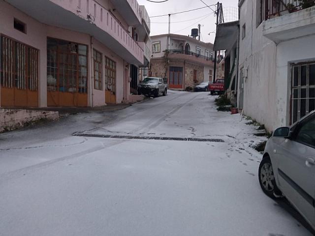 Οι δρόμοι έχουν καλυφθεί από ένα λεπτό στρώμα χιονιού.