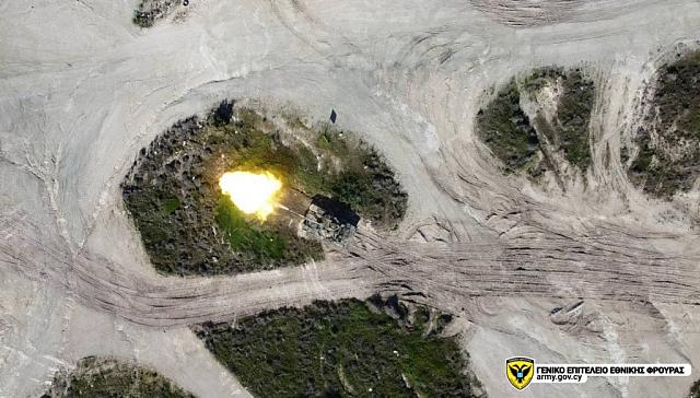 Ρωσικό άρμα μάχης της Εθνικής Φρουράς εκτελεί βολή.