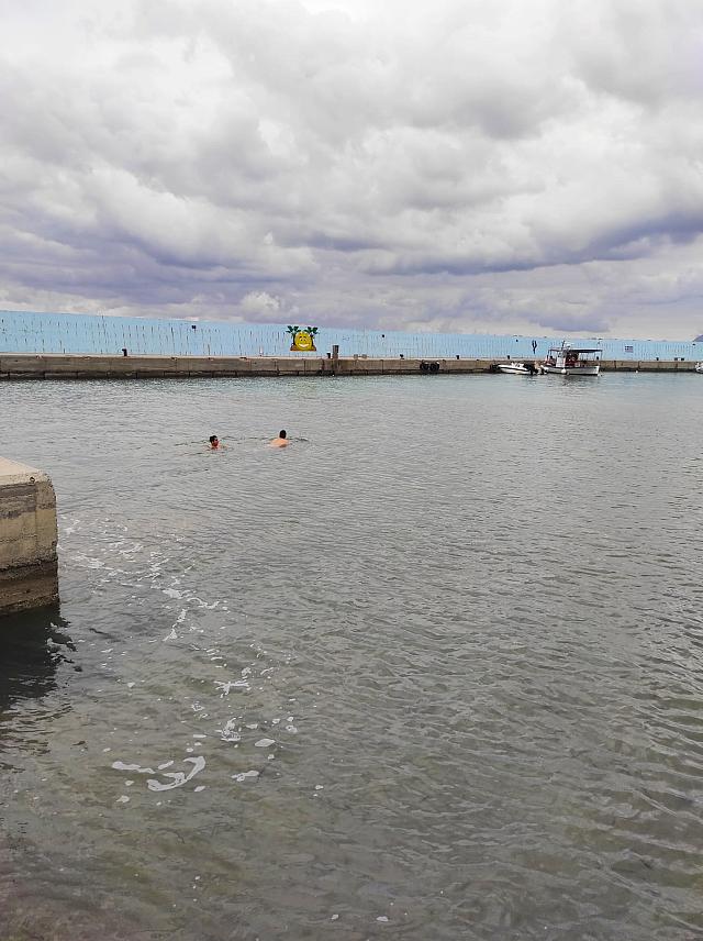 το λιμανάκι στην Αρβη