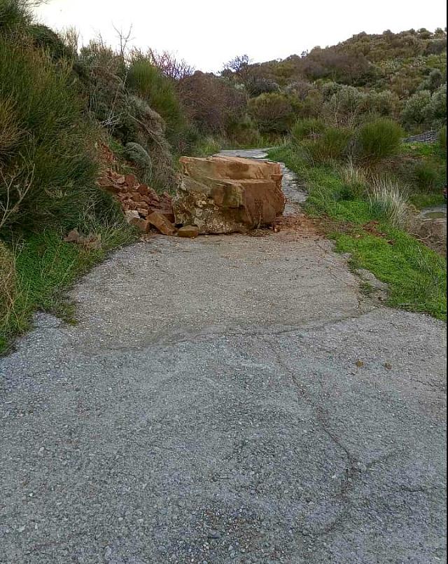 βράχος στο δρόμο