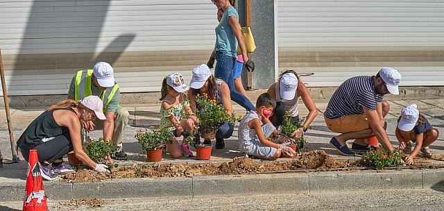 Δενδροφύτευση από τα Super Markets Χαλκιαδάκης, με τη συμμετοχή παιδιών, στη Σητεία.