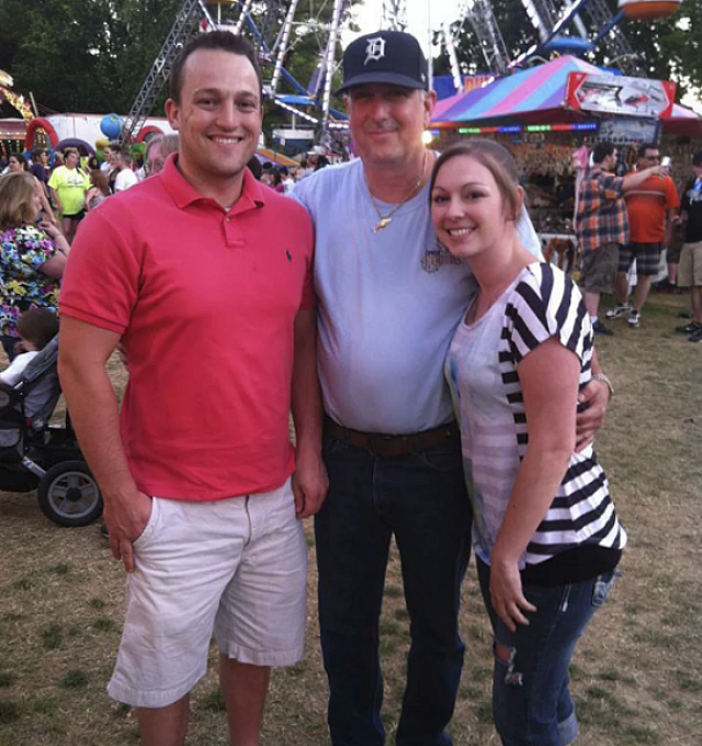 Ο Ντέιβιντ Μπένετ με την οικογένειά του