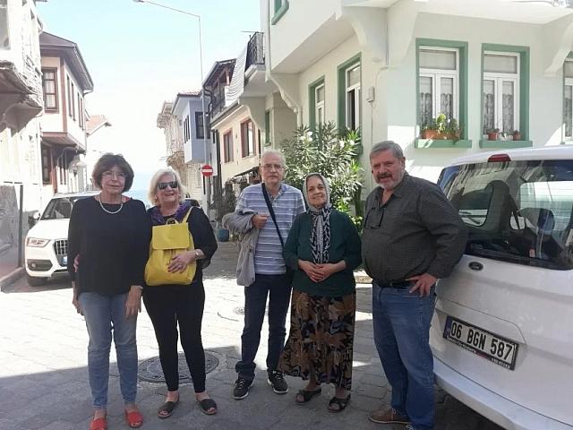 Η Μεράλ στη παλιά ελληνική γειτονιά στα Μουδανιά.