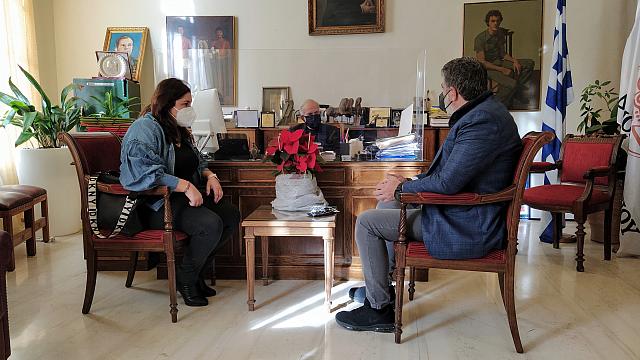 Από τη σημερινή συνάντηση στη Λότζια του δημάρχου Ηρακλείου με την Αντιπεριφερειάρχη Επιχειρηματικότητας Εμπορίου και Καινοτομίας Έφη Κουτεντάκη και τον Αντιπρόεδρο της ΕΑΣΗ Μύρωνα Χιλετζάκη