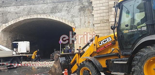 Ξήλωσαν την επένδυση στην Καινούργια Πόρτα