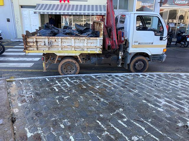 Έβγαλαν μεγάλο όγκο απορριμμάτων από το λιμάνι Αγίου Νικολάου