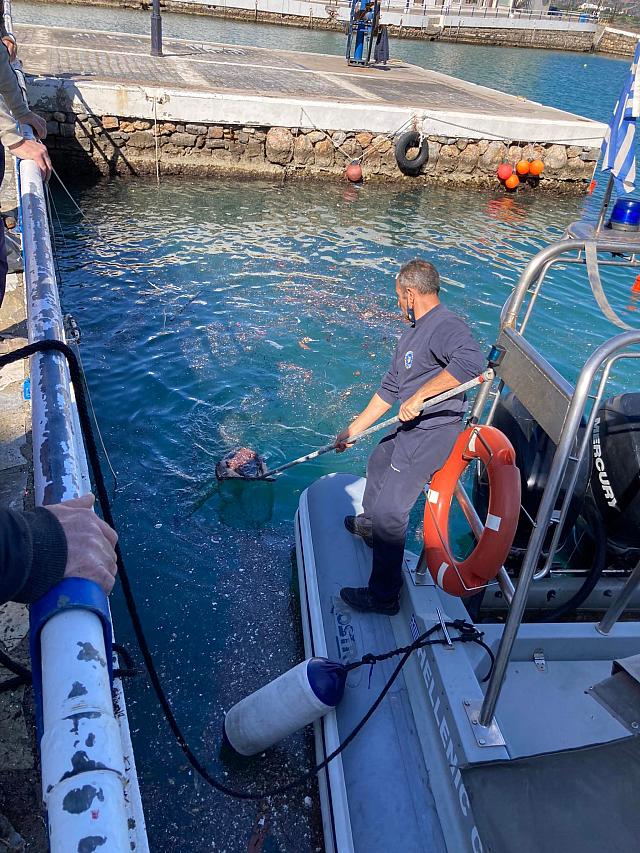 Έβγαλαν μεγάλο όγκο απορριμμάτων από το λιμάνι Αγίου Νικολάου