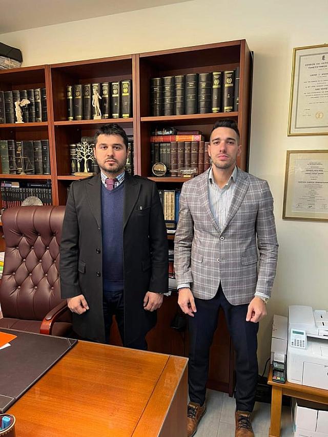 Οι δικηγόροι Μανώλης Δρακωνάκης και Γιώργος Ορφανουδάκης.