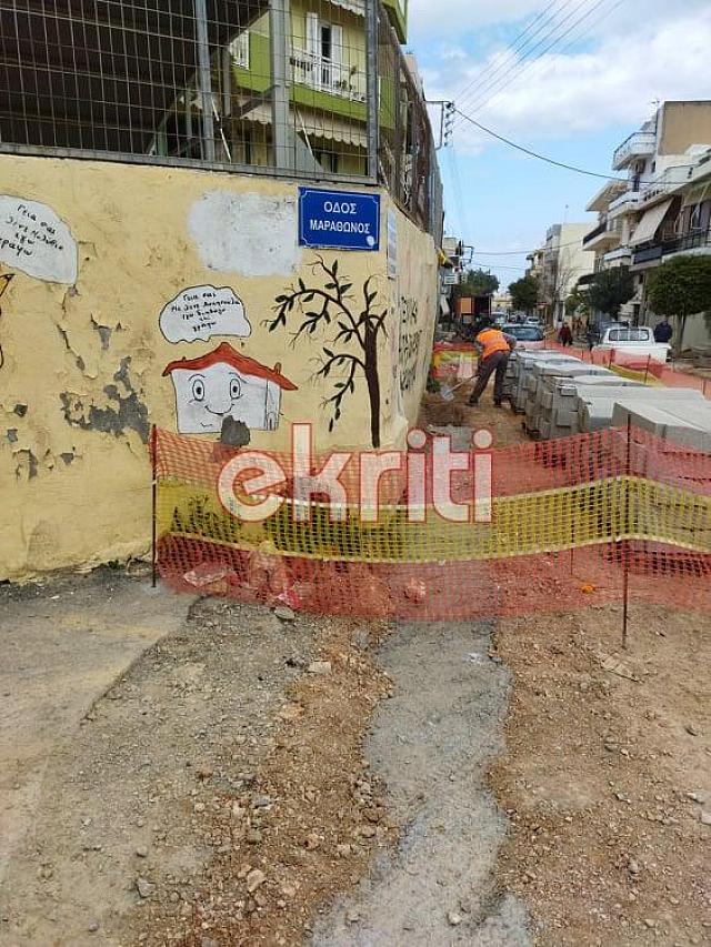 Η κλίση που έχει πάρει ο τοίχος, από τη συμβολή της οδού Κομνηνών με τη Μαραθώνος.