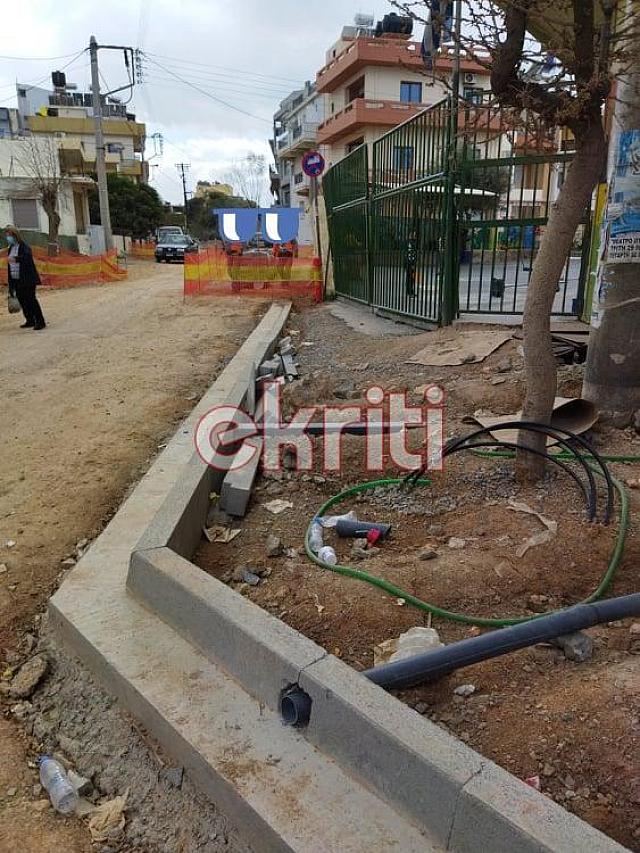 Ο τοίχος είναι έτοιμος να πέσει, αλλά τα έργα ανάπλασης συνεχίζονται...