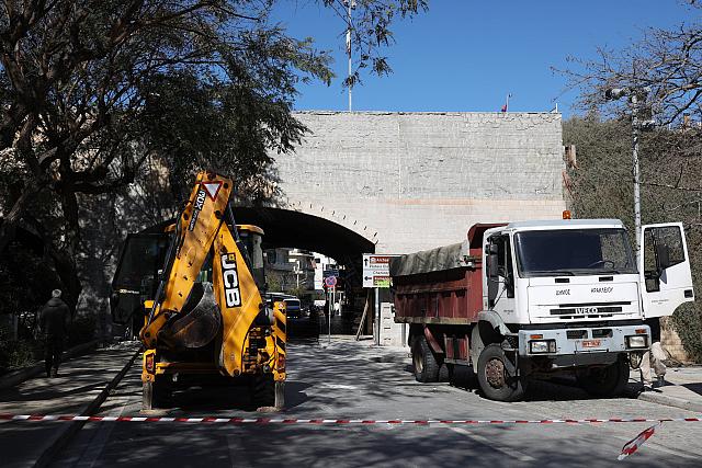 Από τις εργασίες αποκόλλησης της πέτρινης επένδυσης στην Καινούργια Πόρτα