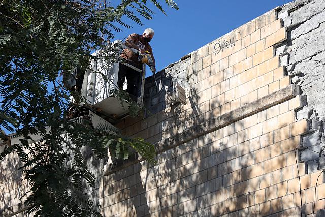 Από τις εργασίες αποκόλλησης της πέτρινης επένδυσης στην Καινούργια Πόρτα