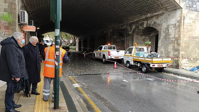 Ο Δήμαρχος συνοδευόμενος από τον Αντιδήμαρχο Πολεοδομίας Γιώργο Καραντινό επισκέφθηκε το σημείο της κατάρρευσης.