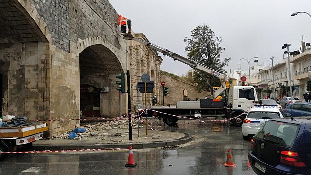 Ξήλωσαν την επένδυση στην Καινούργια Πόρτα