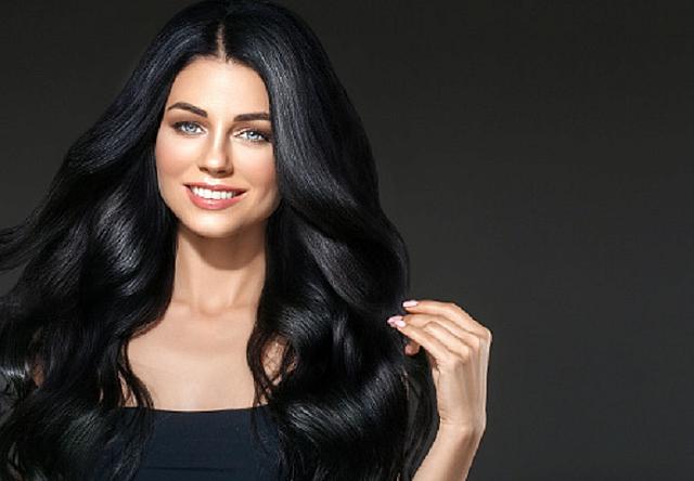 γυναίκα με μαύρα μαλλιά