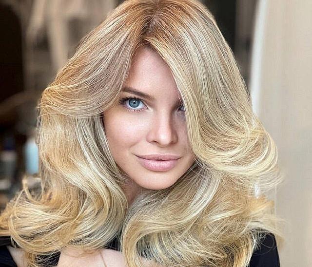 γυναίκα με ξανθά μαλλιά