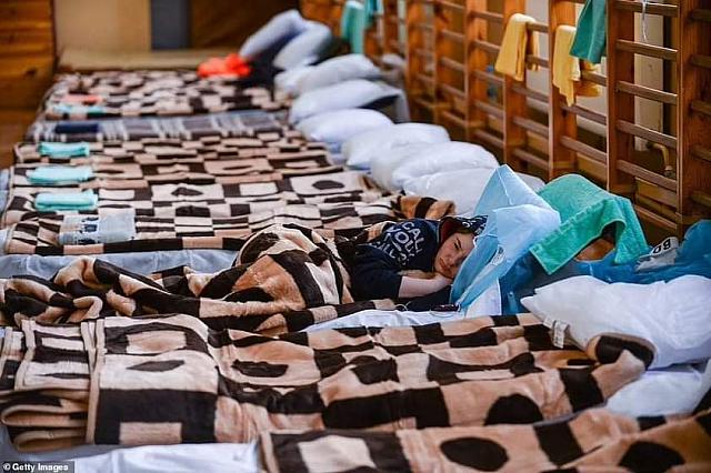 Όσοι πρόσφυγες περνούν τα σύνορα ξεκουράζονται σε πρόχειρα καταλύματα που στήθηκαν σε σχολεία και γυμναστήρια στις περιοχές των συνόρων