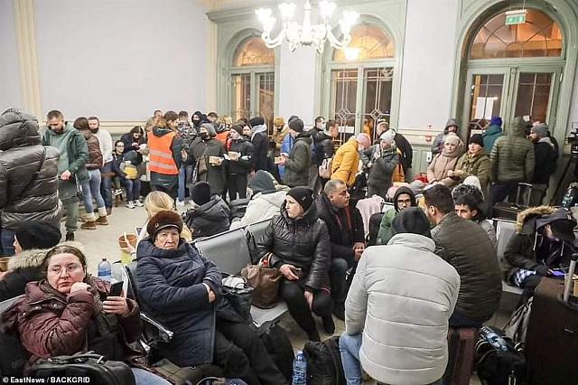 Ατέλειωτες ώρες αναμονής για να περάσουν τα σύνορα