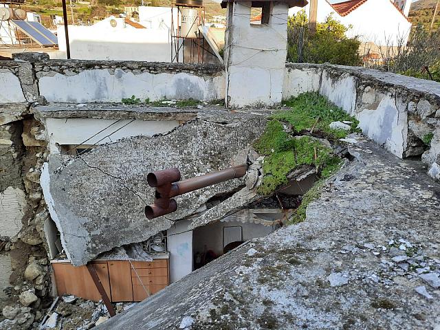 έπεσε στεγη