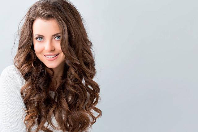 γυναίκα με καστανά μαλλιά