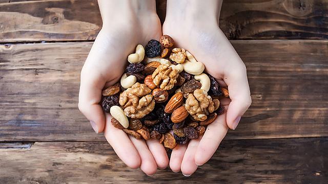 Το σνακ που μειώνει σε μεγάλο βαθμό να παχύνουμε 