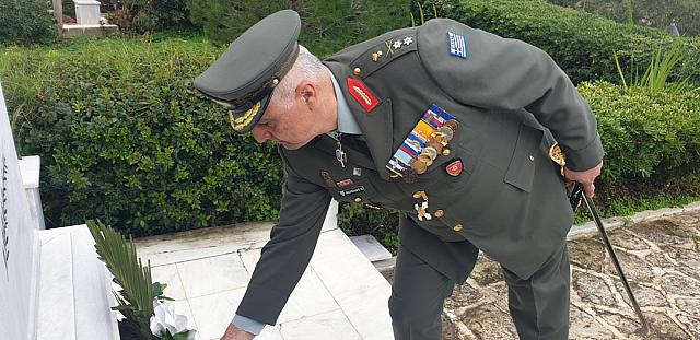 Η τελετή ολοκληρώθηκε με κατάθεση στεφάνου από τον απερχόμενο Διοικητή στο μνημείο Πεσόντων της ΣΕΑΠ.