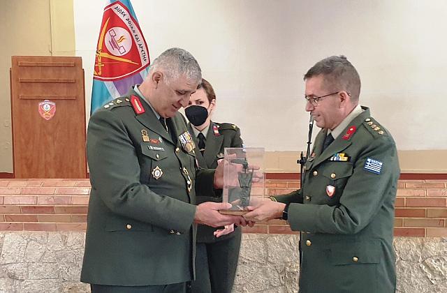 Ο απερχόμενος Διοικητής (αριστερά) παραλαμβάνει αναμνηστικό δώρο από το Υποδιοικητή της ΣΕΑΠ.