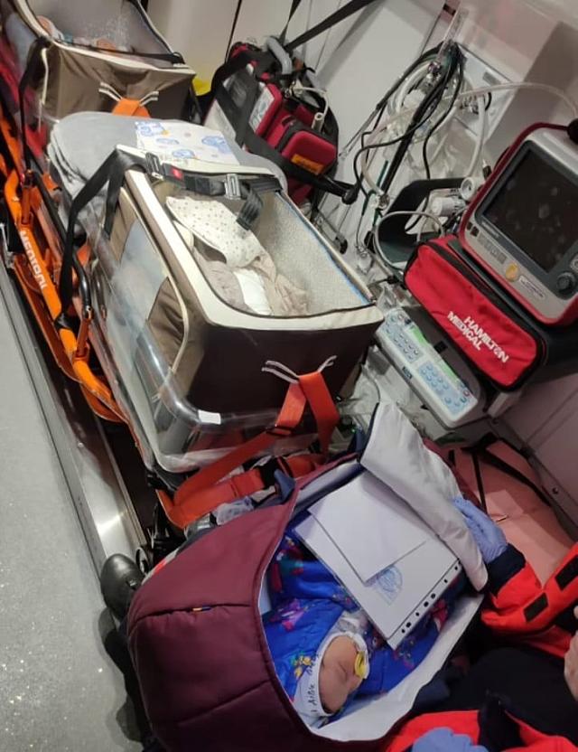 Πέντε νεογέννητα μωρά απομακρύνονται από μια κλινική στο Κίεβο μέσα σε τσάντες και βαλίτσες