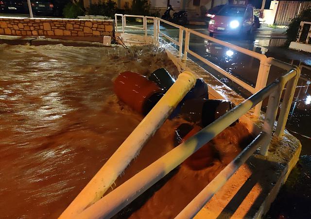 Ο Δήμος Μαλεβιζίου αποκαθιστά τα προβλήματα από τις βροχές 