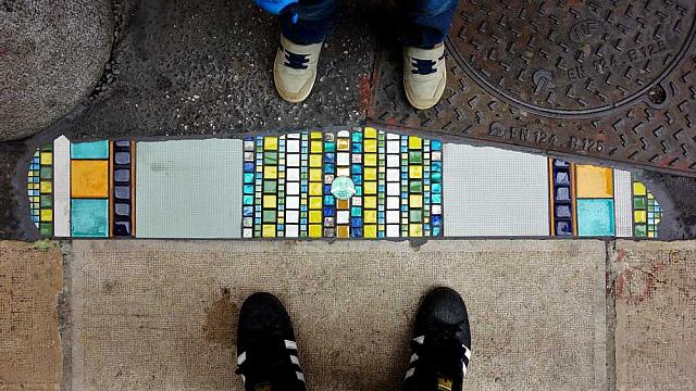 Ο καλλιτέχνης δρόμου EMemem, o χειρούργος των πεζοδρομίων 