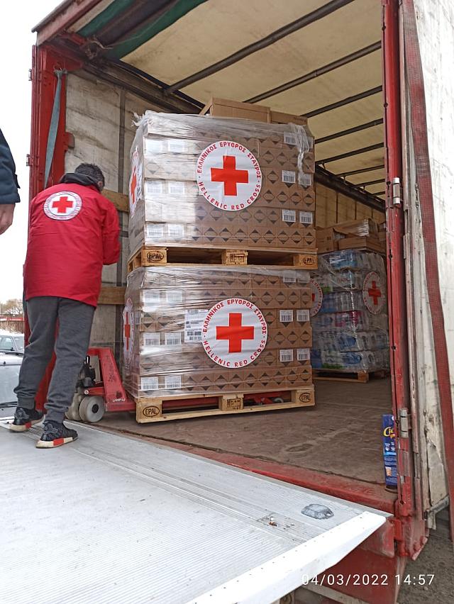 Ο Ελληνικός Ερυθρός Σταυρός παρέδωσε το πρώτο φορτίο ανθρωπιστικής βοήθειας στην Ουκρανία