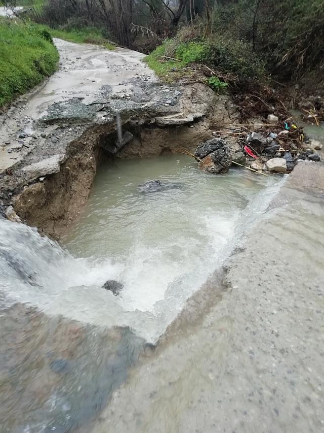 Κατεστραμμένος αγροτικός δρόμος στις Κορφές.