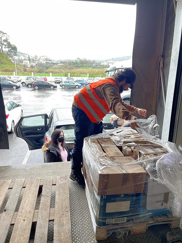 στηρίζει το κοινωνικό παντοπωλείο του Δήμου Μαλεβιζίου 