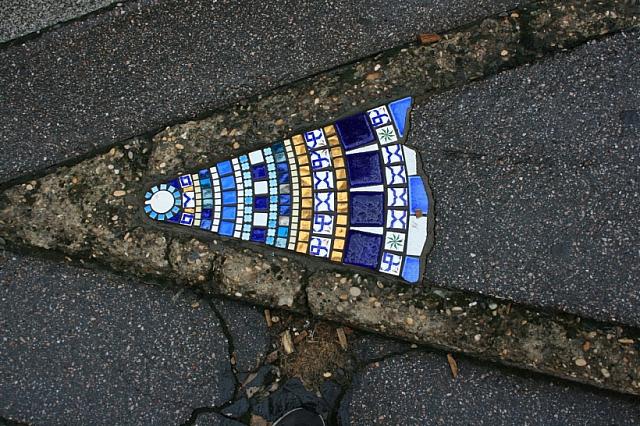 Ο καλλιτέχνης δρόμου EMemem, o χειρούργος των πεζοδρομίων 