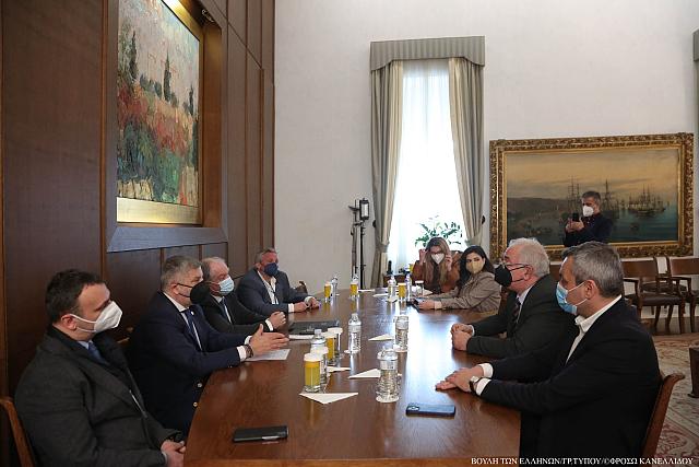 Παρουσία Χάρη Μαμουλάκη η σύμβαση για την αποκατάσταση ιστορικού κτηρίου της Βουλής