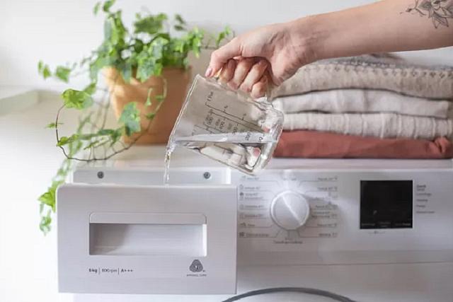 προσθέστε λίγο ξυδι στο&nbsp;πλυντήριο ρούχων