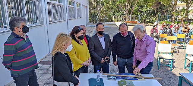 Παράδοση πέντε εκδόσεων της Ε.Κ.Ι.Μ. σε 218 Γυμνάσια και Λύκεια της Κρήτης